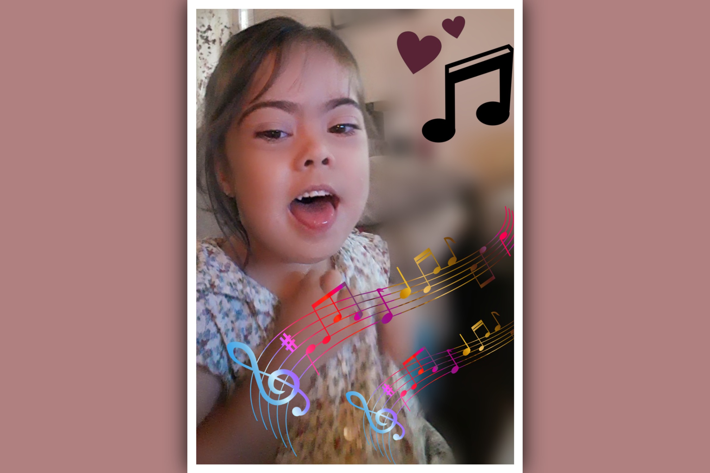 foto de niña con sindrome de down cantando